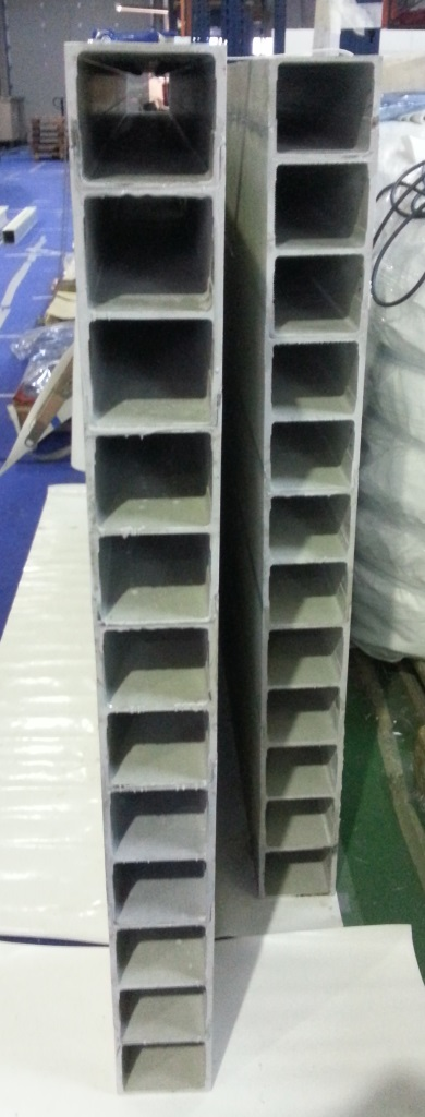 Pegado de los perfiles FRP machihembrados para formar el cuerpo central de los paneles del tablero