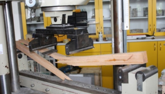 Implementation of the strength test on wooden samples.