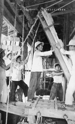 Yong Le Gong temple mural removal (photo by Luo Zhewen) (Shu et al., 2006).