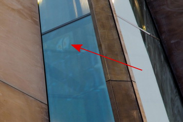 Visible anisotropies at a façade glazing; single spots.