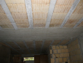 Edificio de mampostería confinada y forjados con vigas planas.