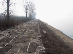 Current situation of embankment of Hongze Lake.