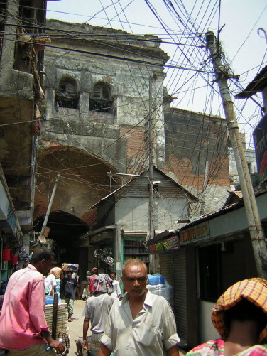 Road approaching Choto Katra (Hossain, 2007b).