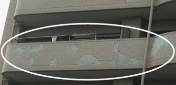 Tile exfoliation from the veranda of an apartment building.