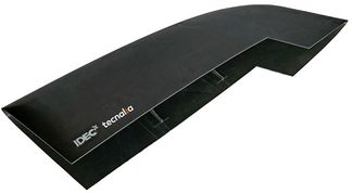 Figura 9: a) Proceso de laminación donde se observa el laminado híbrido b) Prototipo de la punta del estabilizador horizontal.