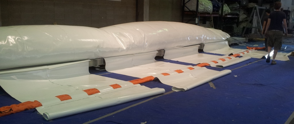 Bandas de tejido ancladas al tablero con pasadores para asegurar el contacto