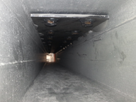 Pegado de las placas de anclaje del tubo en el interior de los laterales del tablero