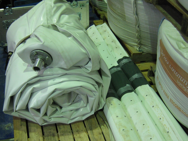 Tubo hinchable plegado y bandas de amarre